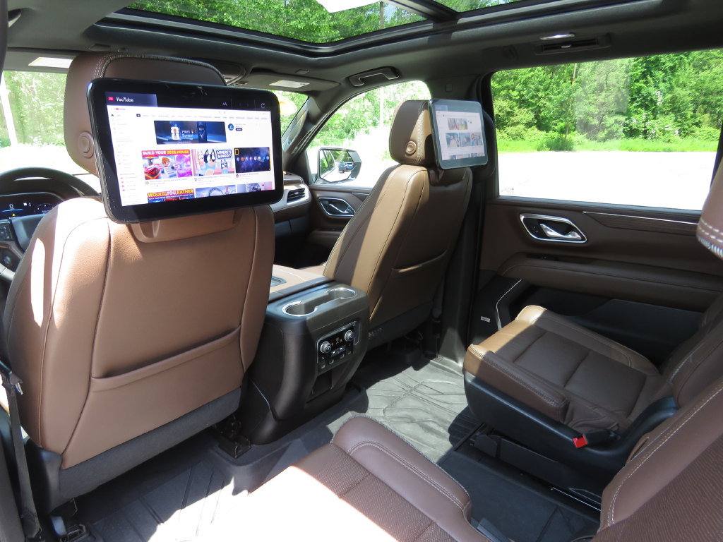 Used 2023 Chevrolet Suburban High Country w/ Premium Package 2 AWD/4WD image 24