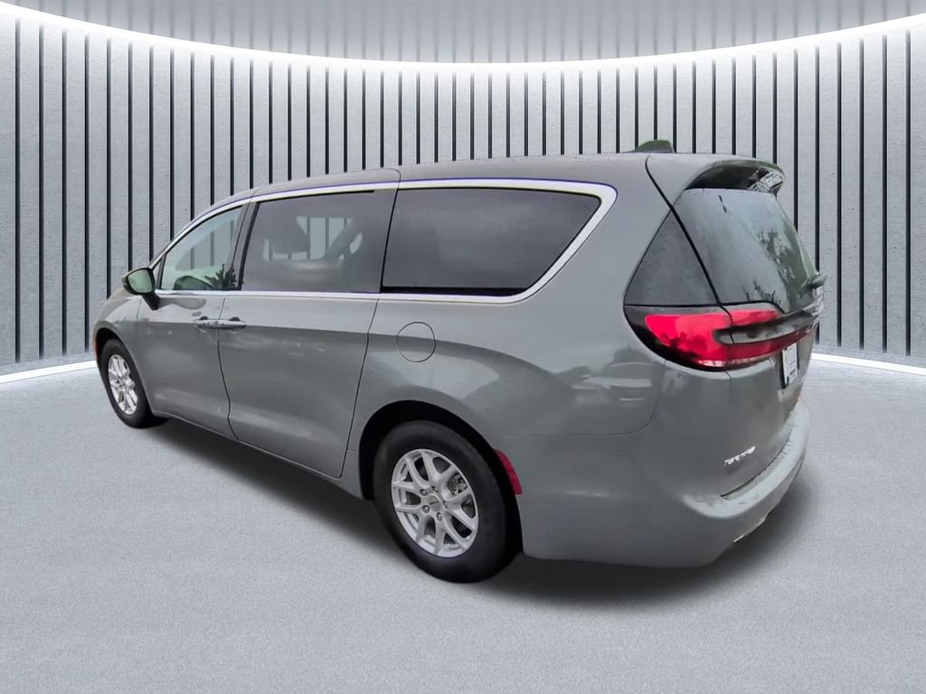 Used 2023 Chrysler Pacifica Touring-L FWD image 6