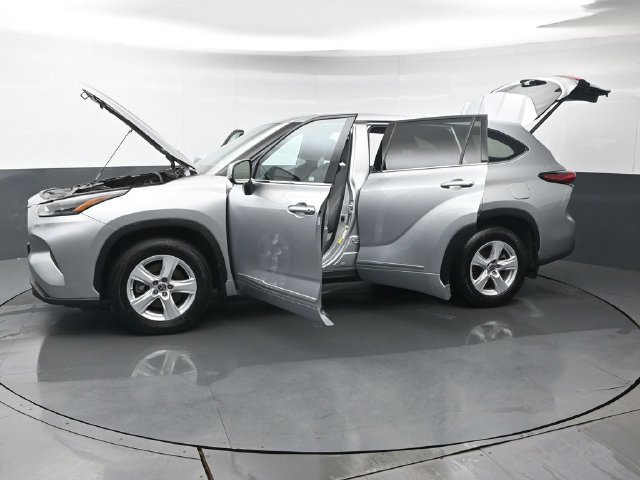 Used 2022 Toyota Highlander LE AWD/4WD image 47
