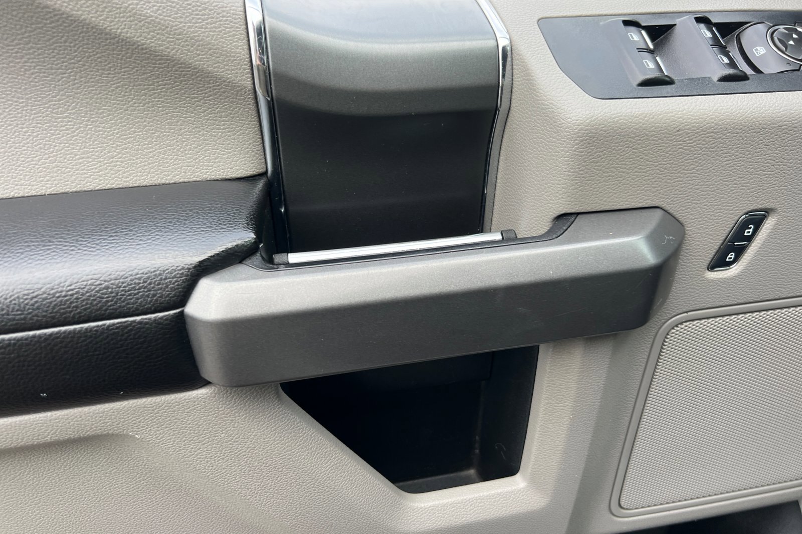 Used 2015 Ford F150 XLT w/ Equipment Group 302A Luxury image 9