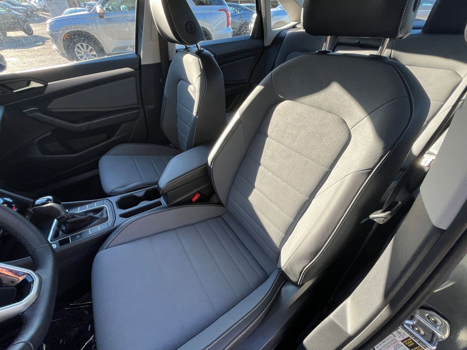 Used 2025 Volkswagen Jetta SE image 36