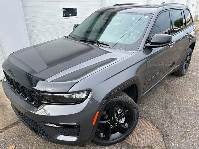 Certified 2025 Jeep Grand Cherokee Limited w/ Black Appearance Package AWD/4WD image 1