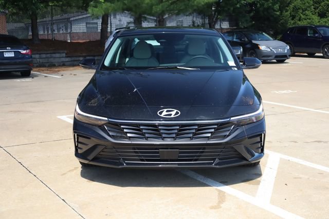 New 2026 Hyundai Elantra Limited FWD image 3