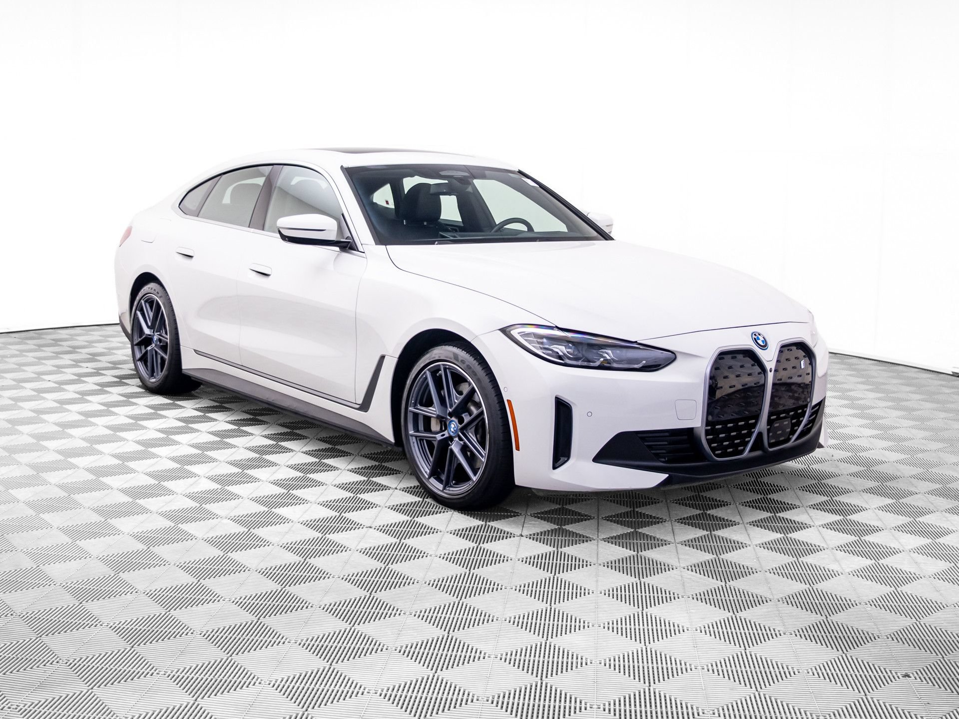 Used 2023 BMW i4 eDrive35 RWD image 8