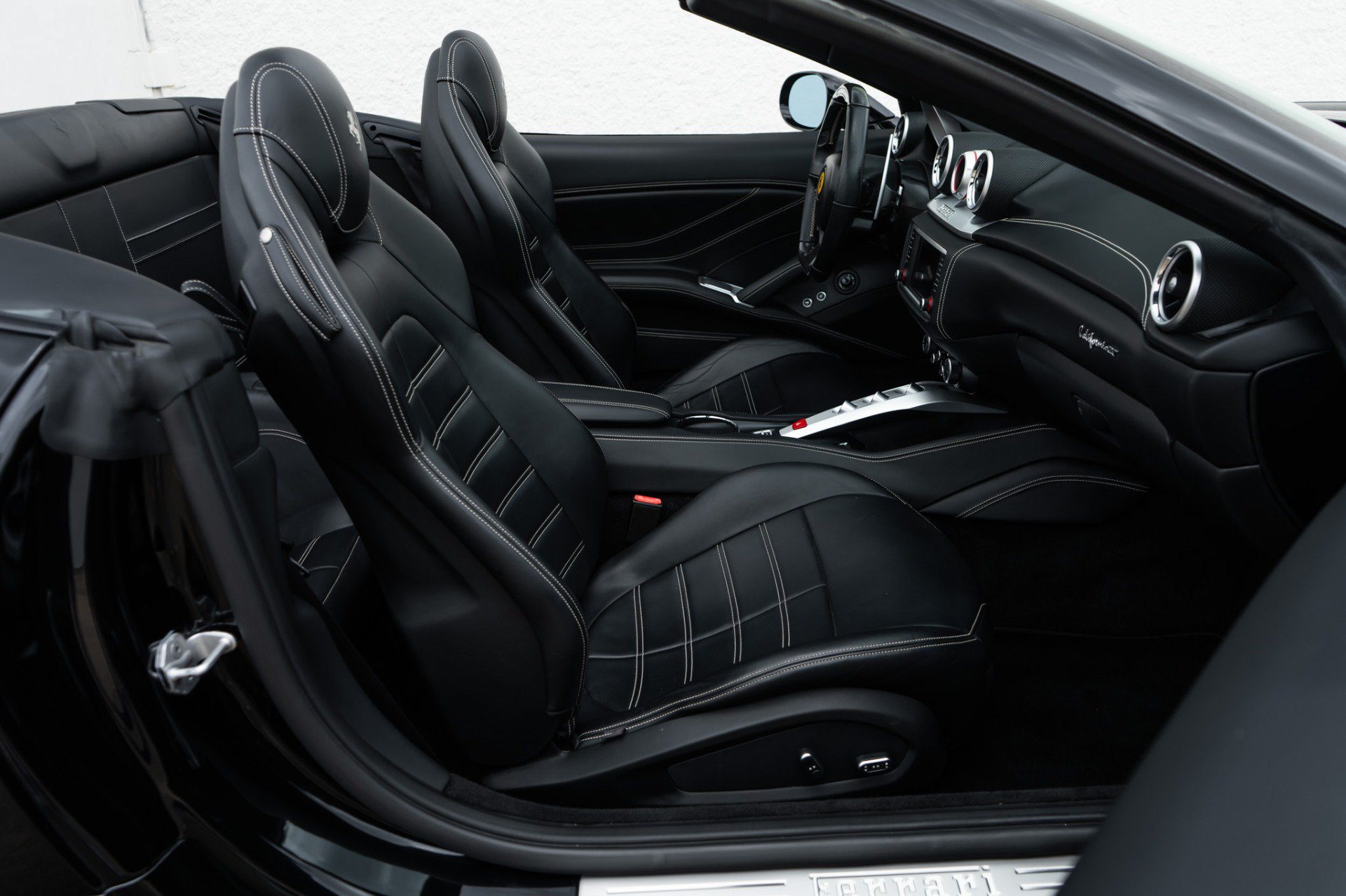 Used 2018 Ferrari California T RWD image 24