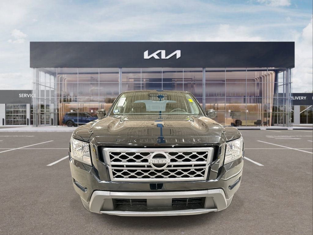 Used 2023 Nissan Frontier SV image 3