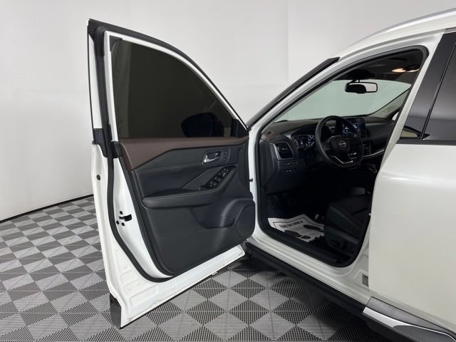 Used 2023 Nissan Rogue SL w/ SL Premium Package FWD image 18