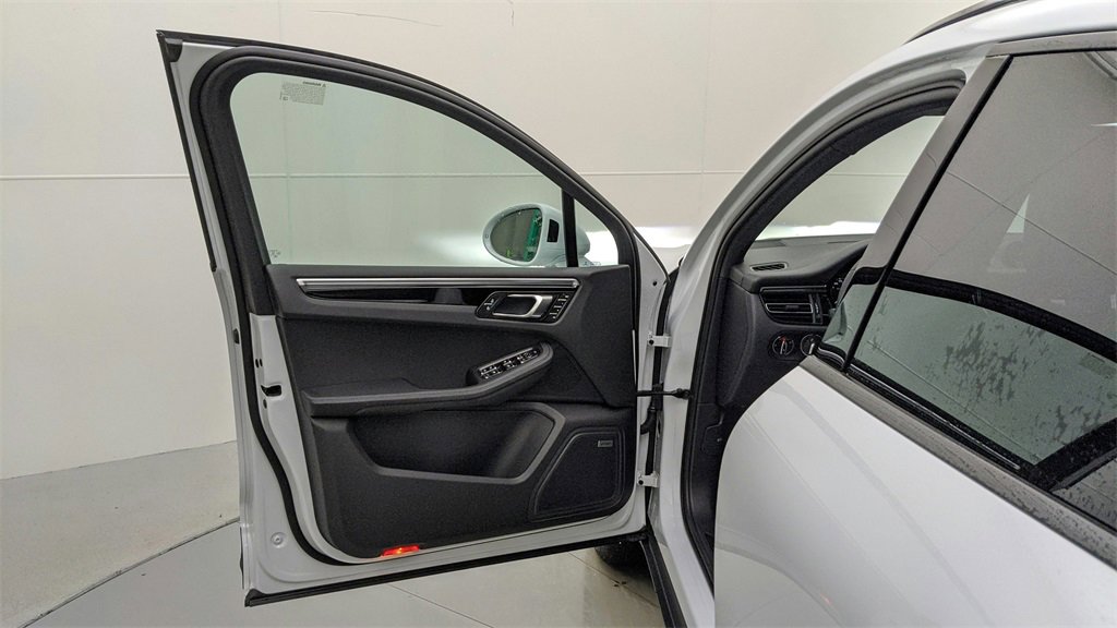 Used 2022 Porsche Macan image 38