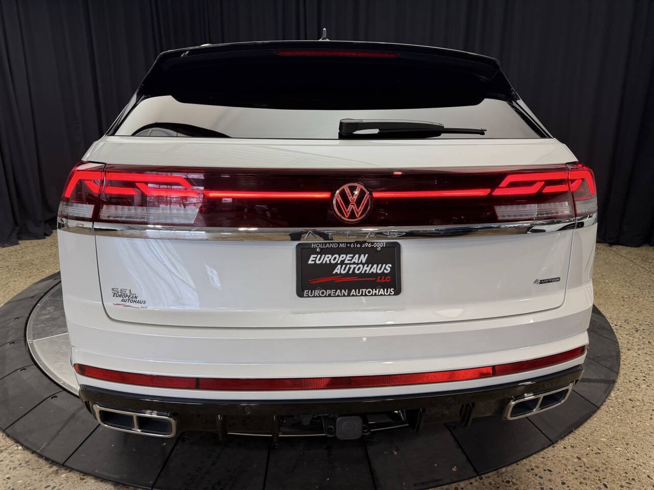 Used 2024 Volkswagen Atlas Cross Sport SEL R-Line AWD/4WD image 6