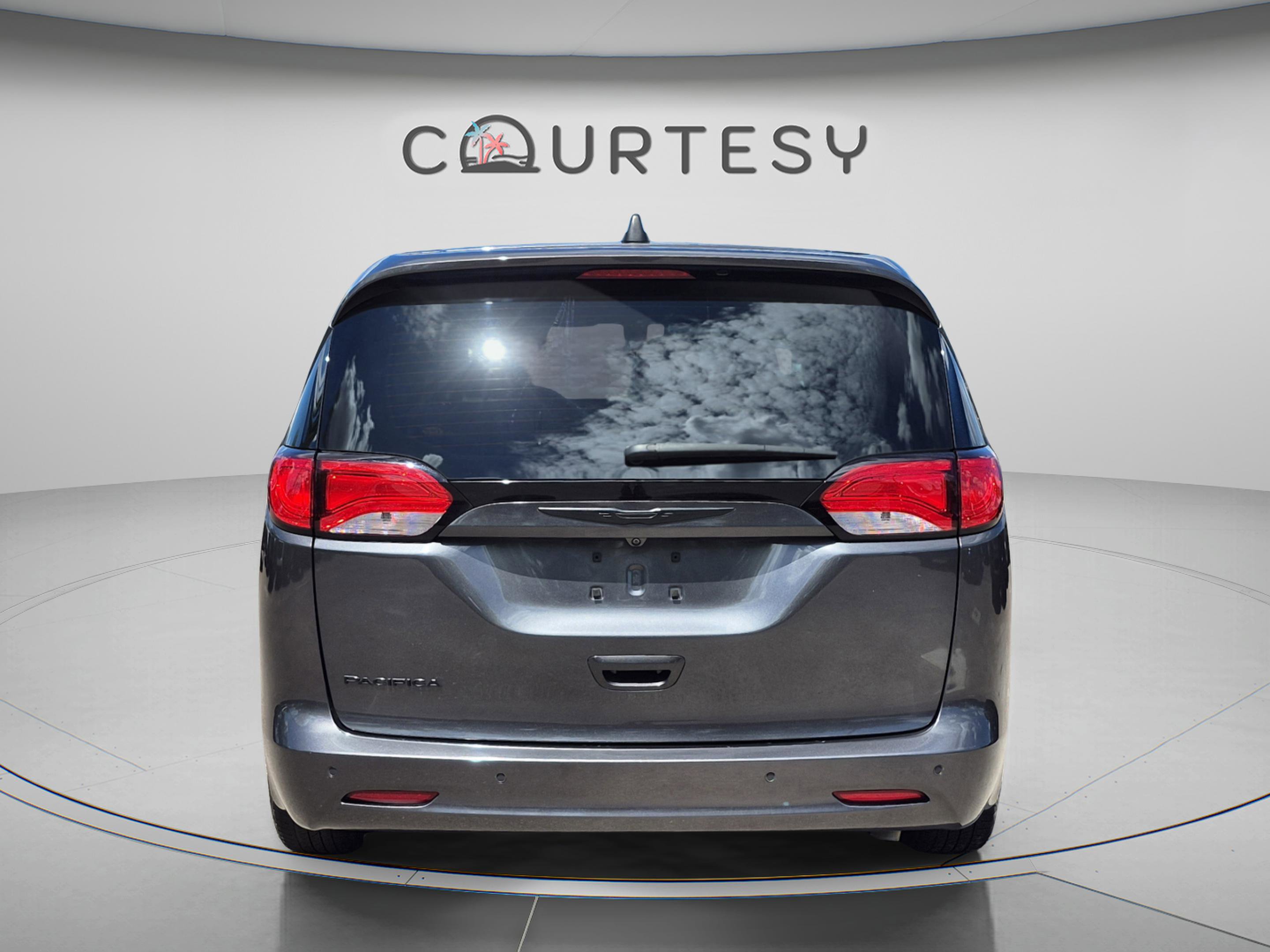 Used 2018 Chrysler Pacifica L image 4