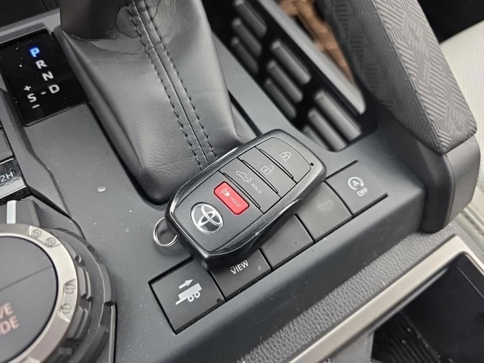 Used 2025 Toyota Tacoma Limited AWD/4WD image 17
