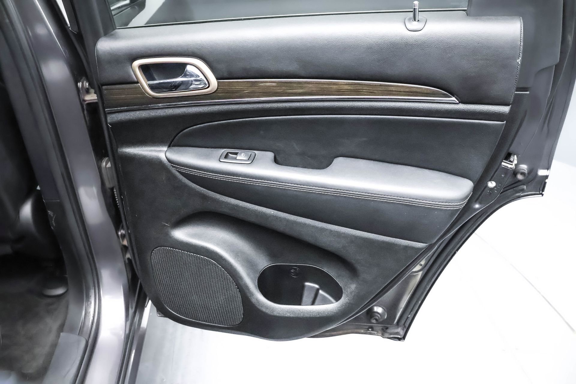 Used 2015 Jeep Grand Cherokee Overland w/ Advanced Technology Group image 34