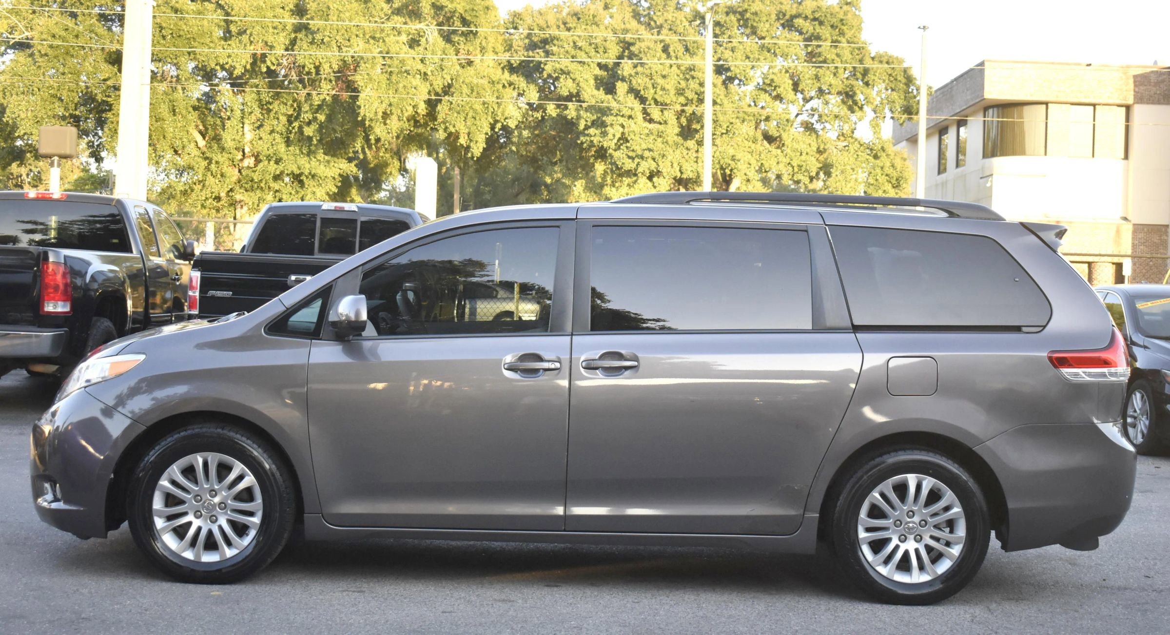 Used 2014 Toyota Sienna XLE image 4