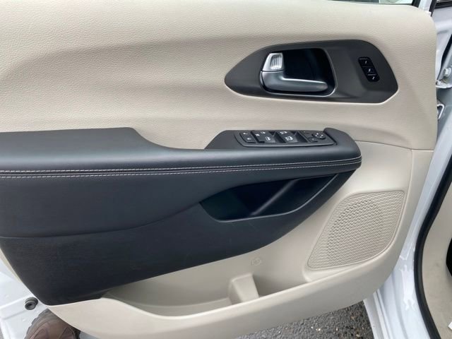 Used 2024 Chrysler Pacifica Touring-L FWD image 14