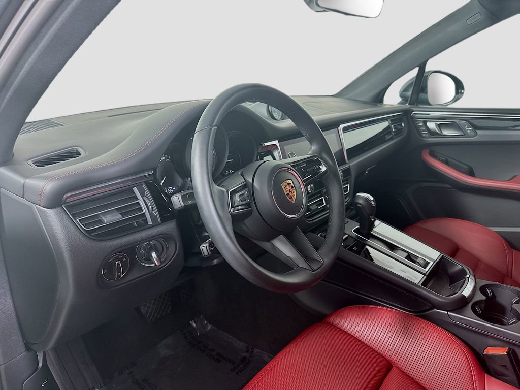 Certified 2026 Porsche Macan AWD/4WD image 4