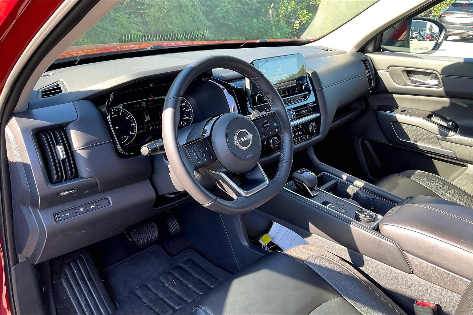 Used 2024 Nissan Pathfinder SL AWD/4WD image 14