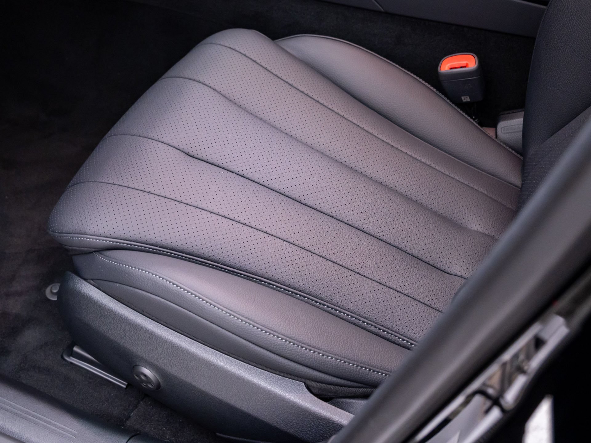 New 2027 Mercedes-Benz E 450 4MATIC Sedan image 16