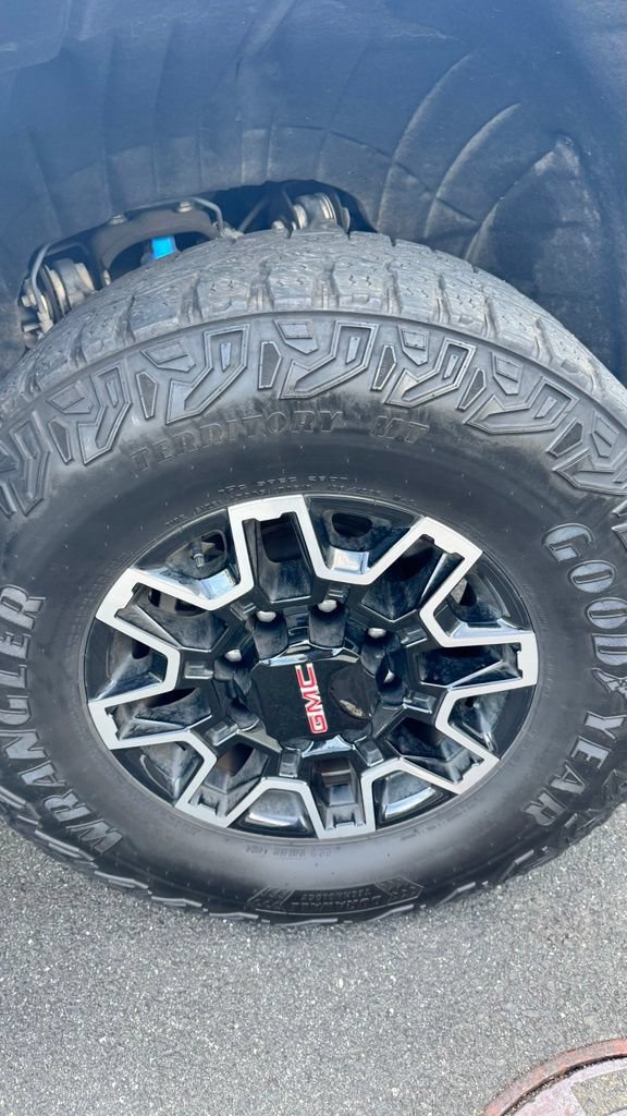 Used 2025 GMC Sierra 2500 AT4X AWD/4WD image 13