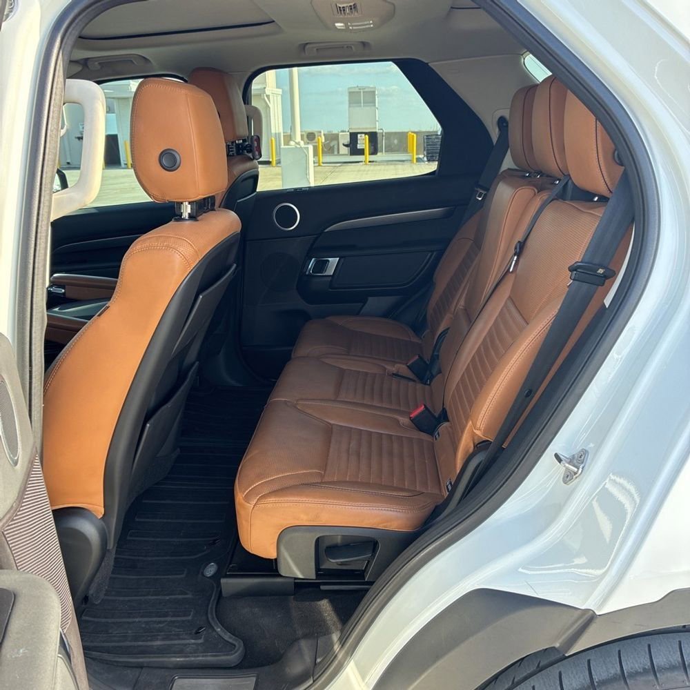 Used 2017 Land Rover Discovery HSE AWD/4WD image 19