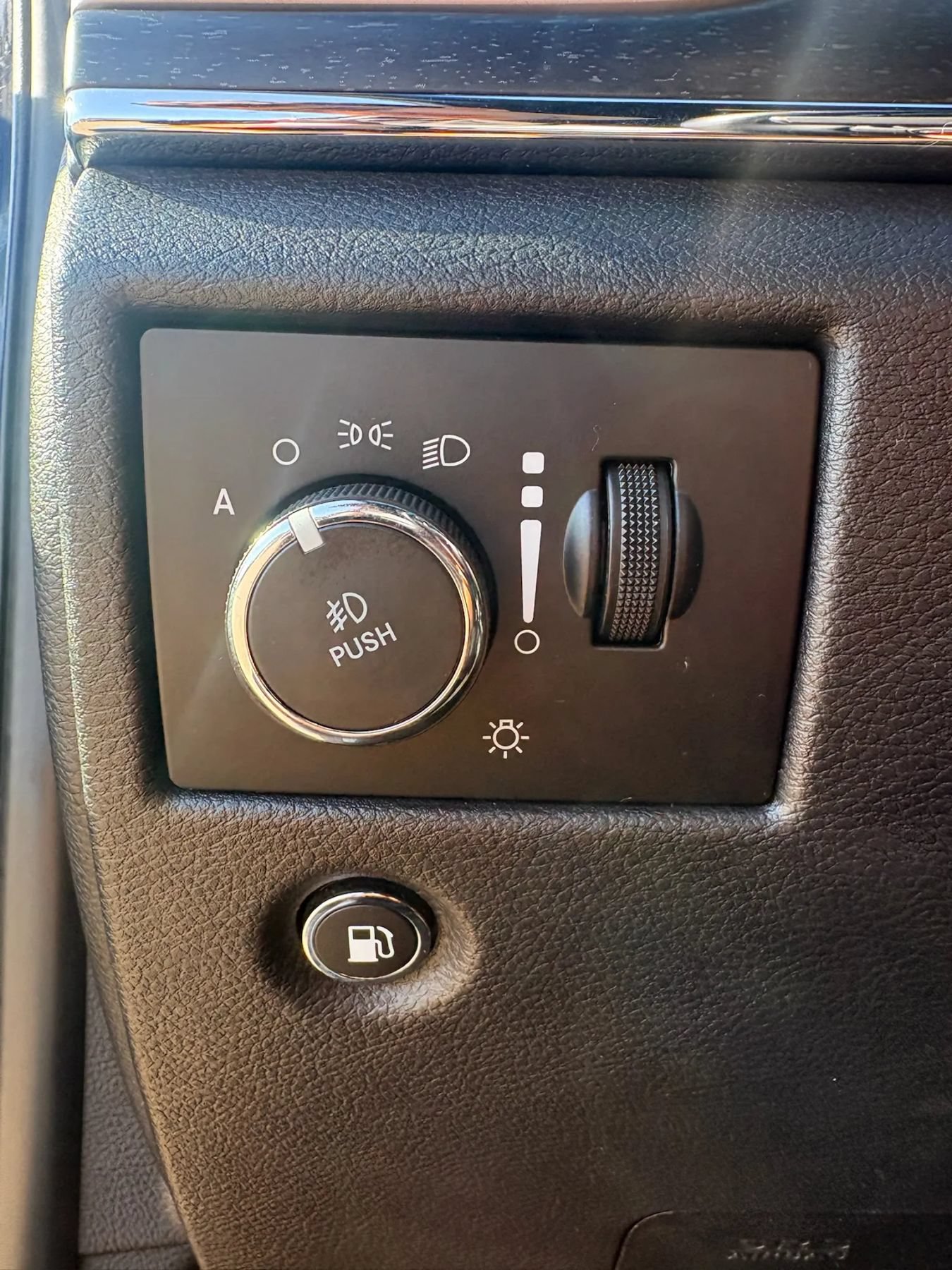 Used 2017 Jeep Grand Cherokee Limited AWD/4WD image 15