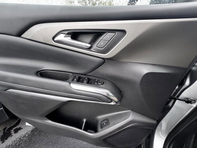 Used 2025 Chevrolet Traverse LT image 15