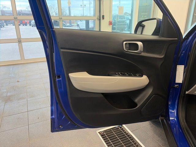Used 2025 Hyundai Venue SEL image 23