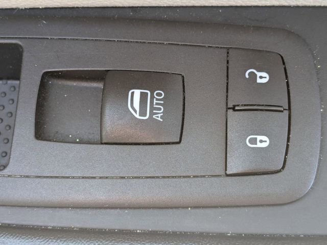 Used 2023 Chrysler Pacifica Touring-L image 35