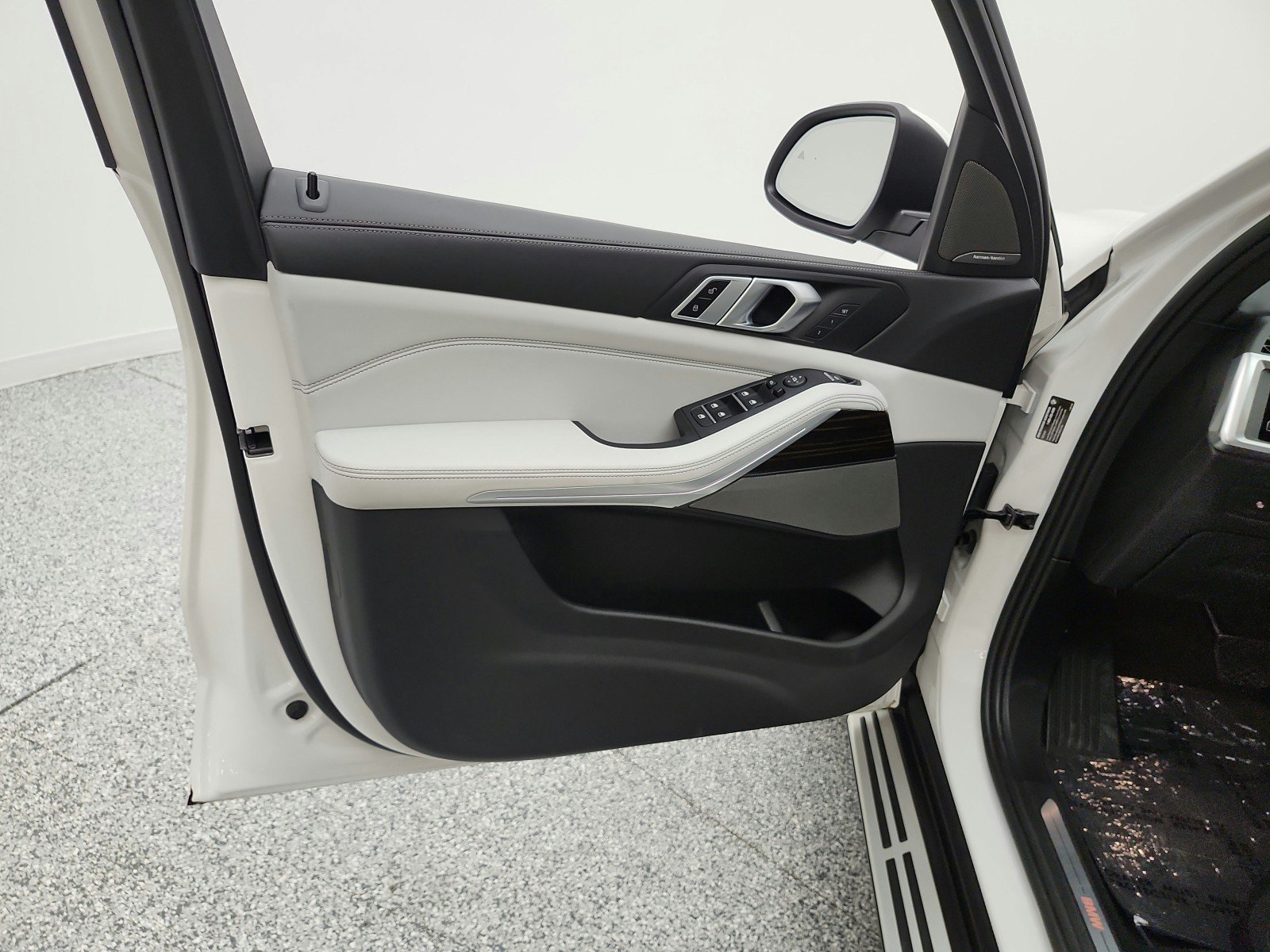 Used 2024 BMW X5 sDrive40i w/ Premium Package RWD image 15