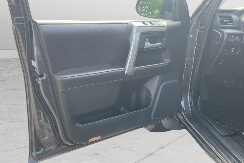 Used 2016 Toyota 4Runner SR5 AWD/4WD image 11