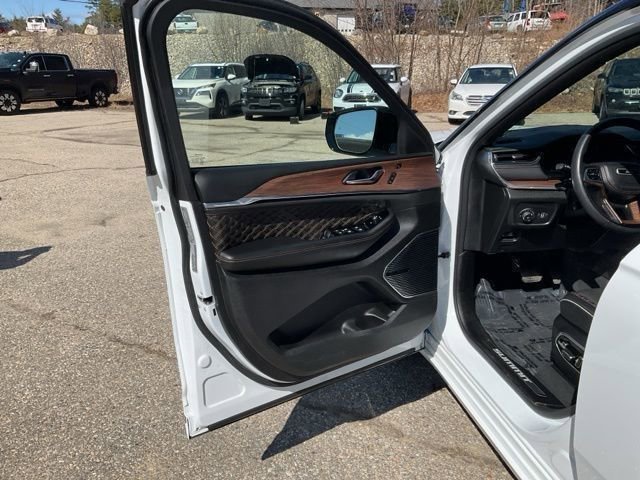 Used 2024 Jeep Grand Cherokee Summit w/ Adv Protech Group IV AWD/4WD image 37