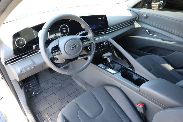 Used 2023 Hyundai Elantra SEL w/ Convenience Package image 10