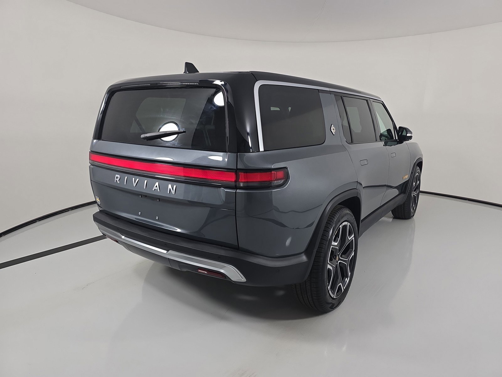 Used 2024 Rivian R1S Adventure AWD/4WD image 5