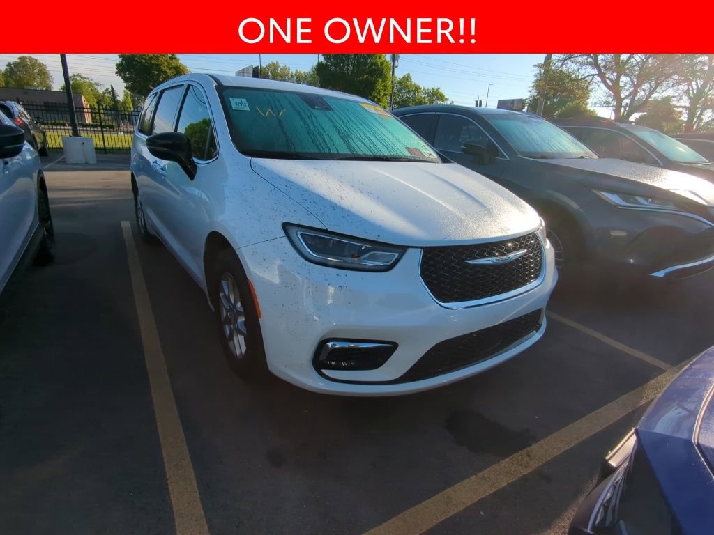 Used 2024 Chrysler Pacifica Touring FWD image 3