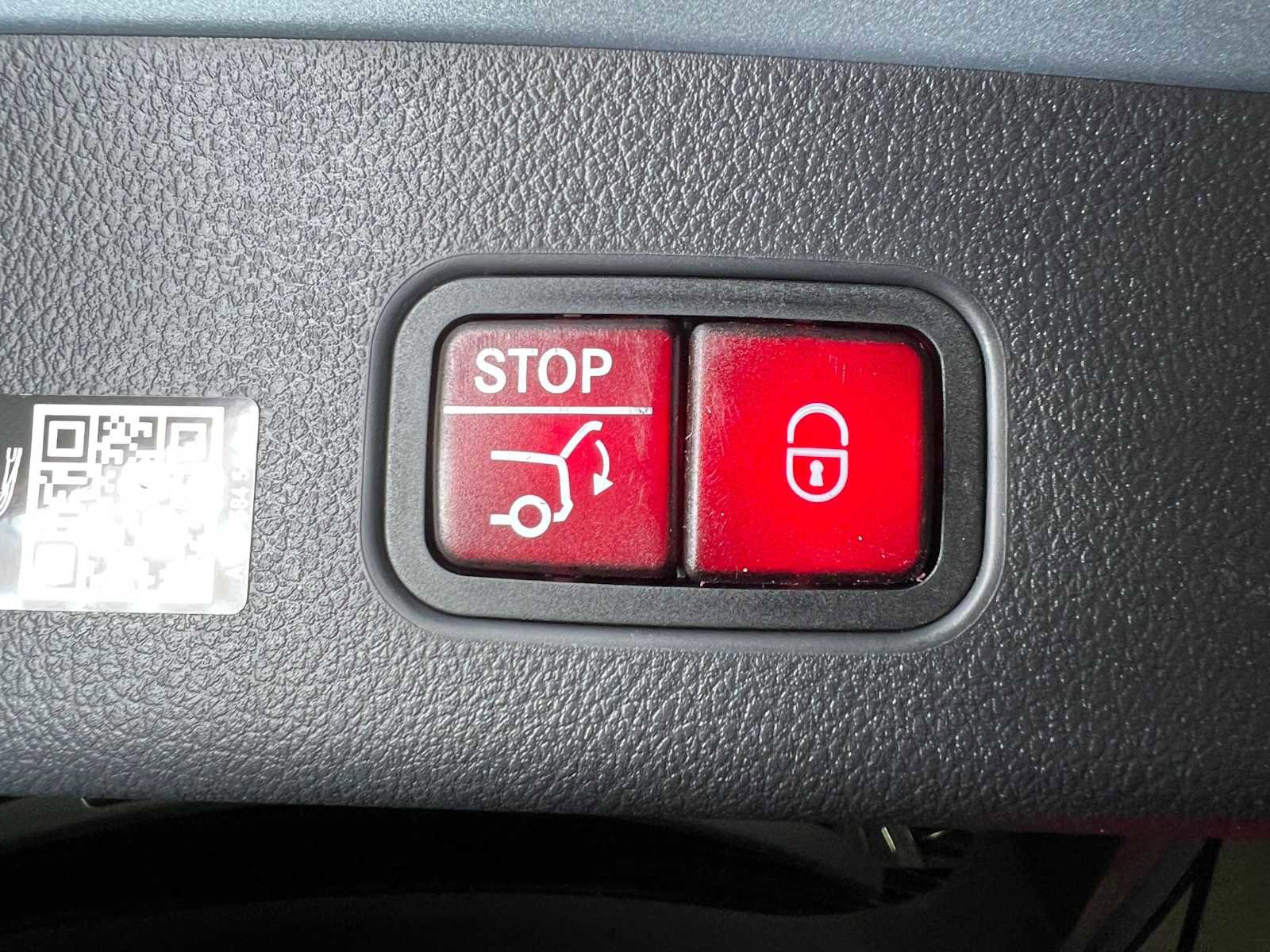 Used 2025 Mercedes-Benz GLC 300 4MATIC image 16