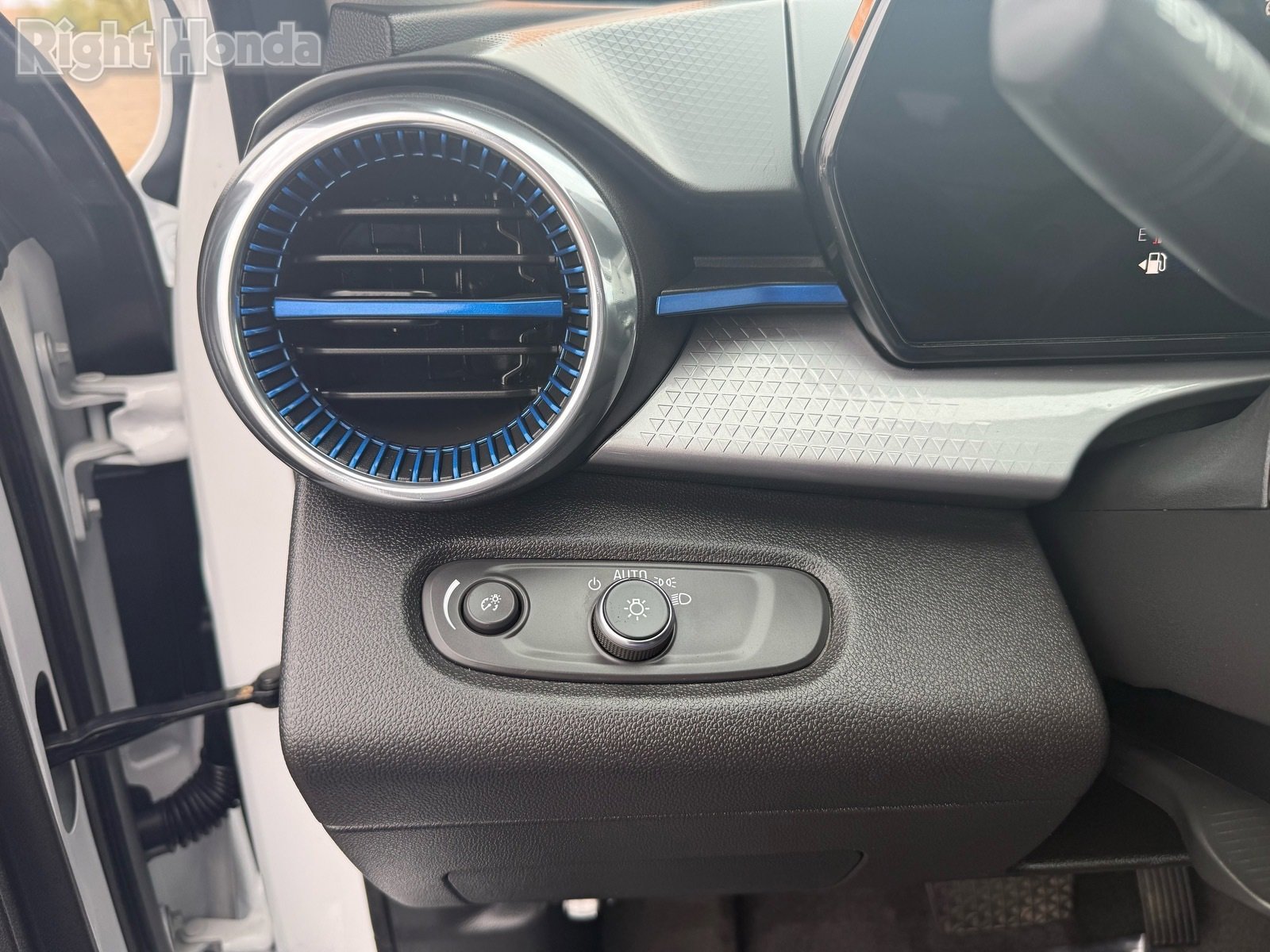 Used 2025 Chevrolet Trax LT image 14