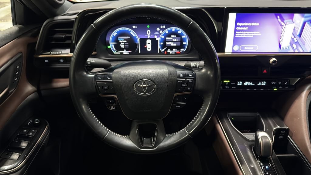 Used 2024 Toyota Crown AWD/4WD image 17