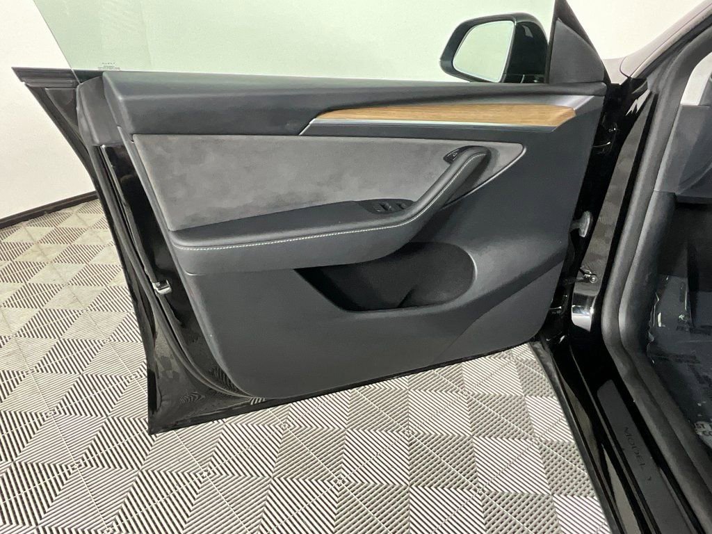 Used 2024 Tesla Model Y Long Range image 17