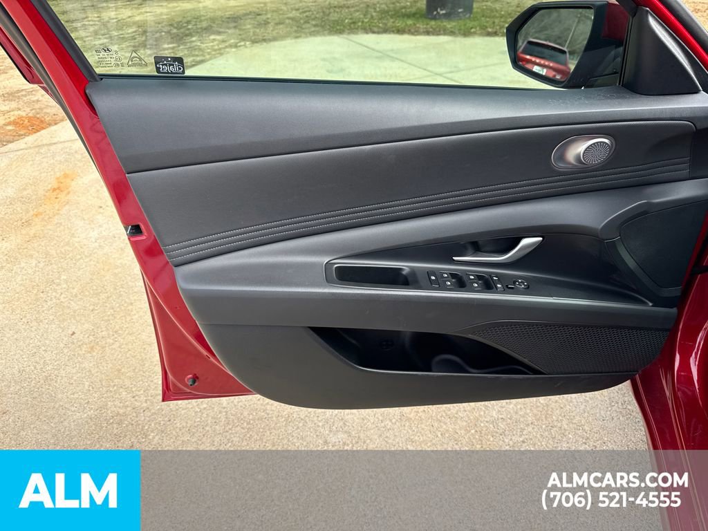Used 2025 Hyundai Elantra SEL image 11