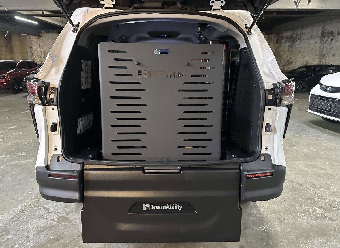 Used 2025 Toyota Sienna LE image 12