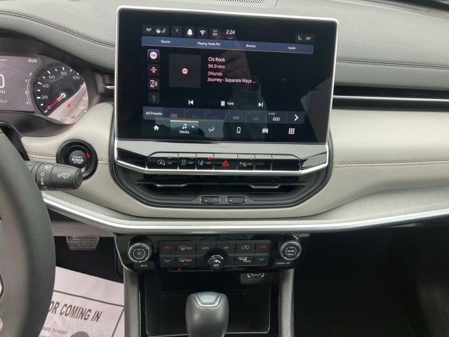 Certified 2025 Jeep Compass Limited image 12