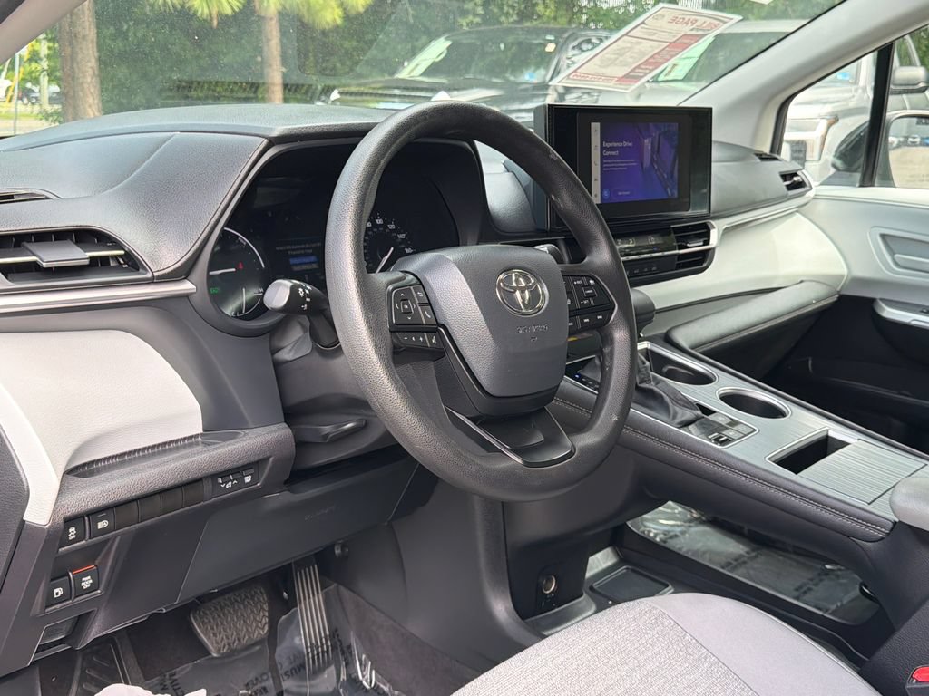 Used 2025 Toyota Sienna LE FWD image 20