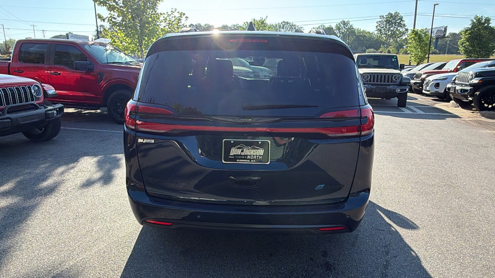 Used 2024 Chrysler Pacifica Premium FWD image 9
