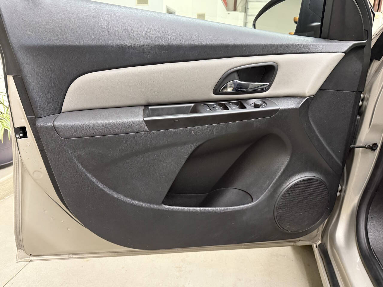 Used 2014 Chevrolet Cruze LS FWD image 10