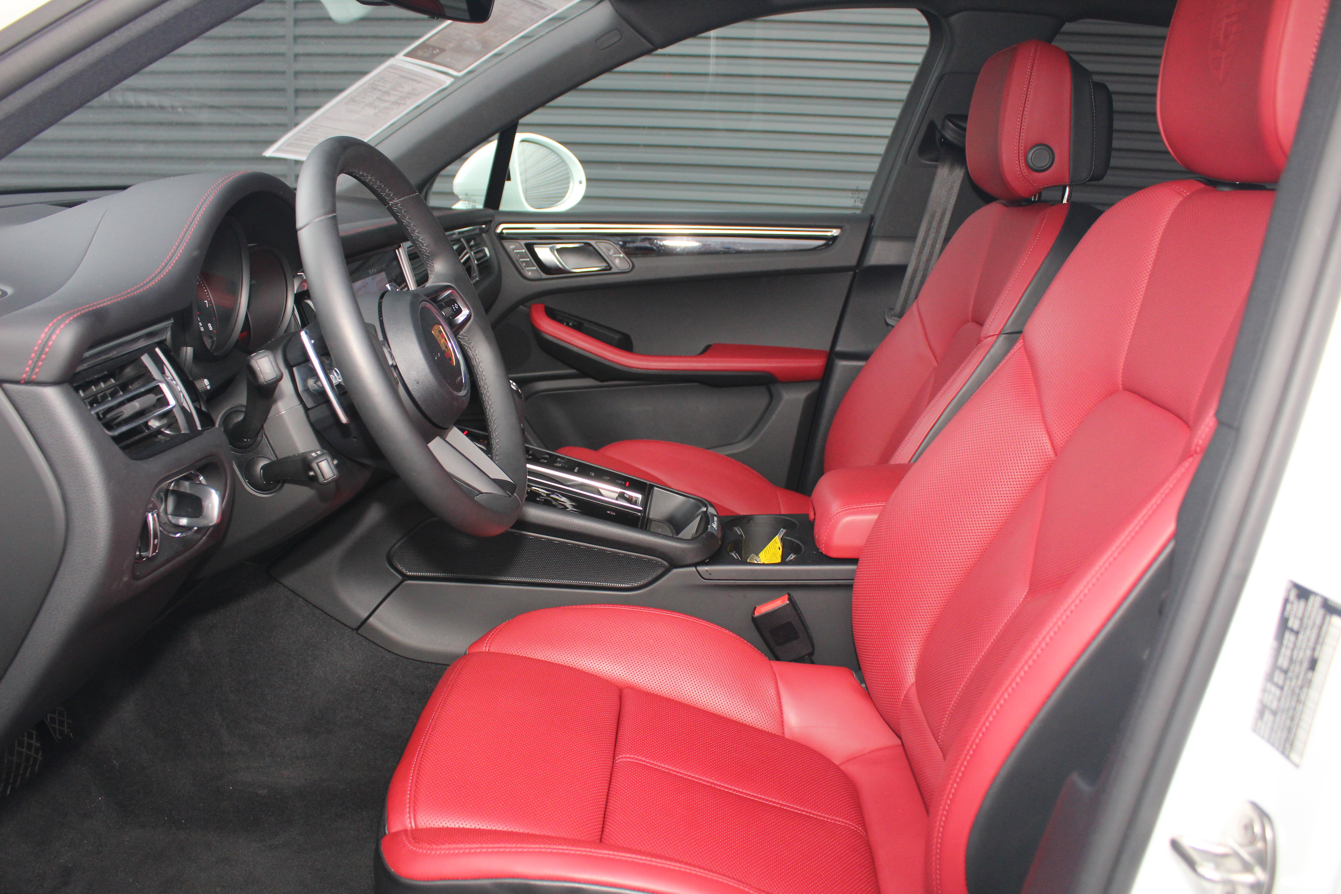 Certified 2025 Porsche Macan image 5