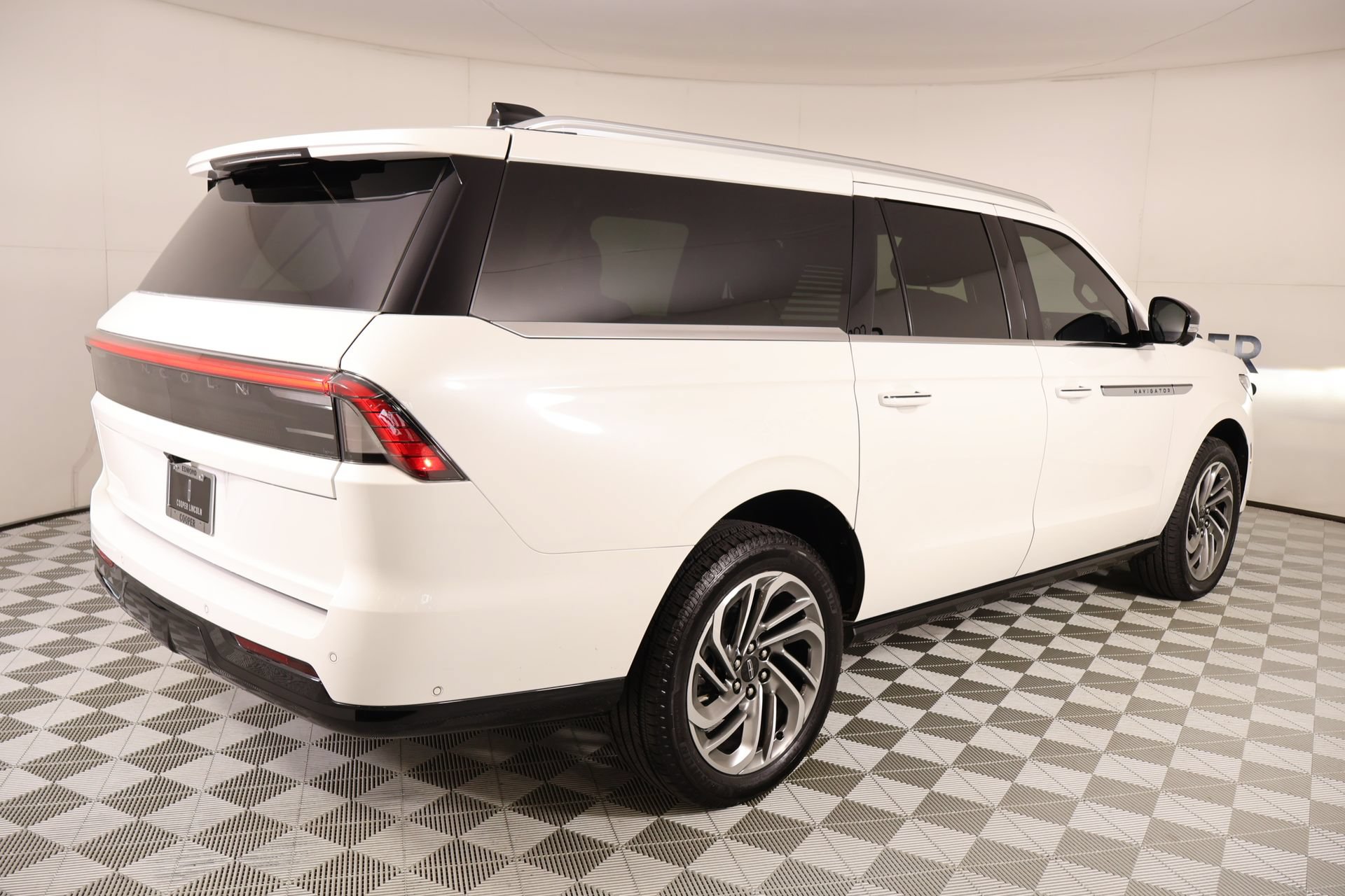 Used 2025 Lincoln Navigator L Reserve AWD/4WD image 23