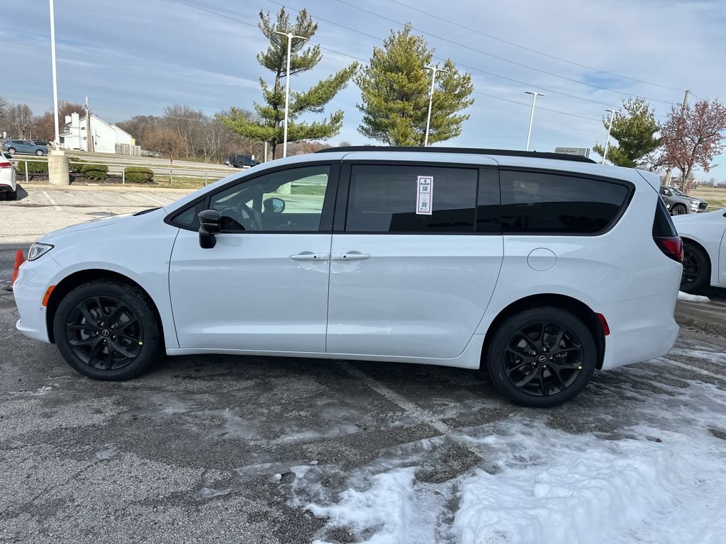 New 2026 Chrysler Pacifica Select AWD/4WD image 18