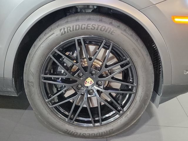 Used 2024 Porsche Cayenne S AWD/4WD image 5