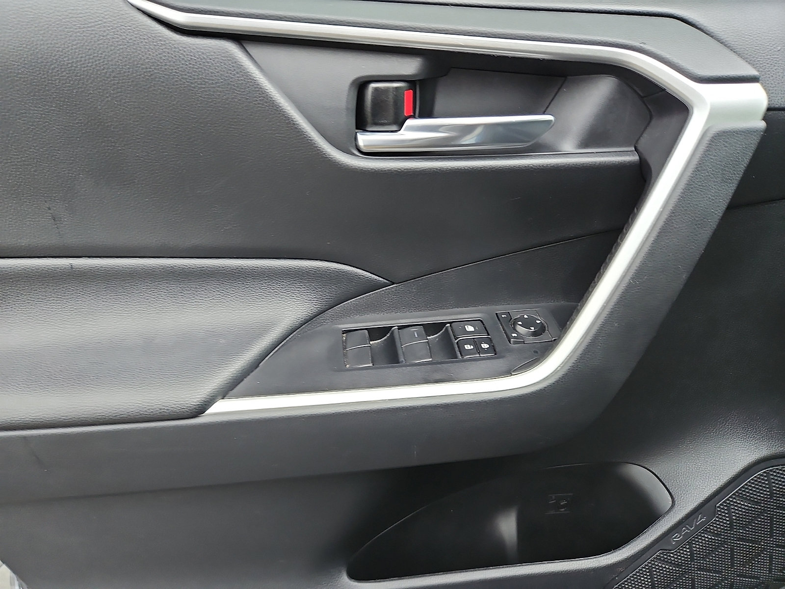 Used 2021 Toyota RAV4 XLE AWD/4WD image 12