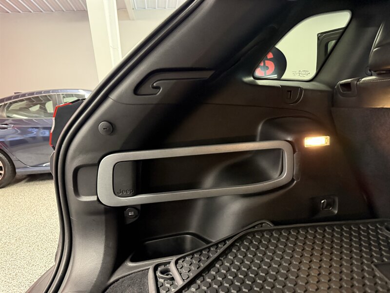 Used 2015 Jeep Cherokee Latitude w/ Cold Weather Group AWD/4WD image 16
