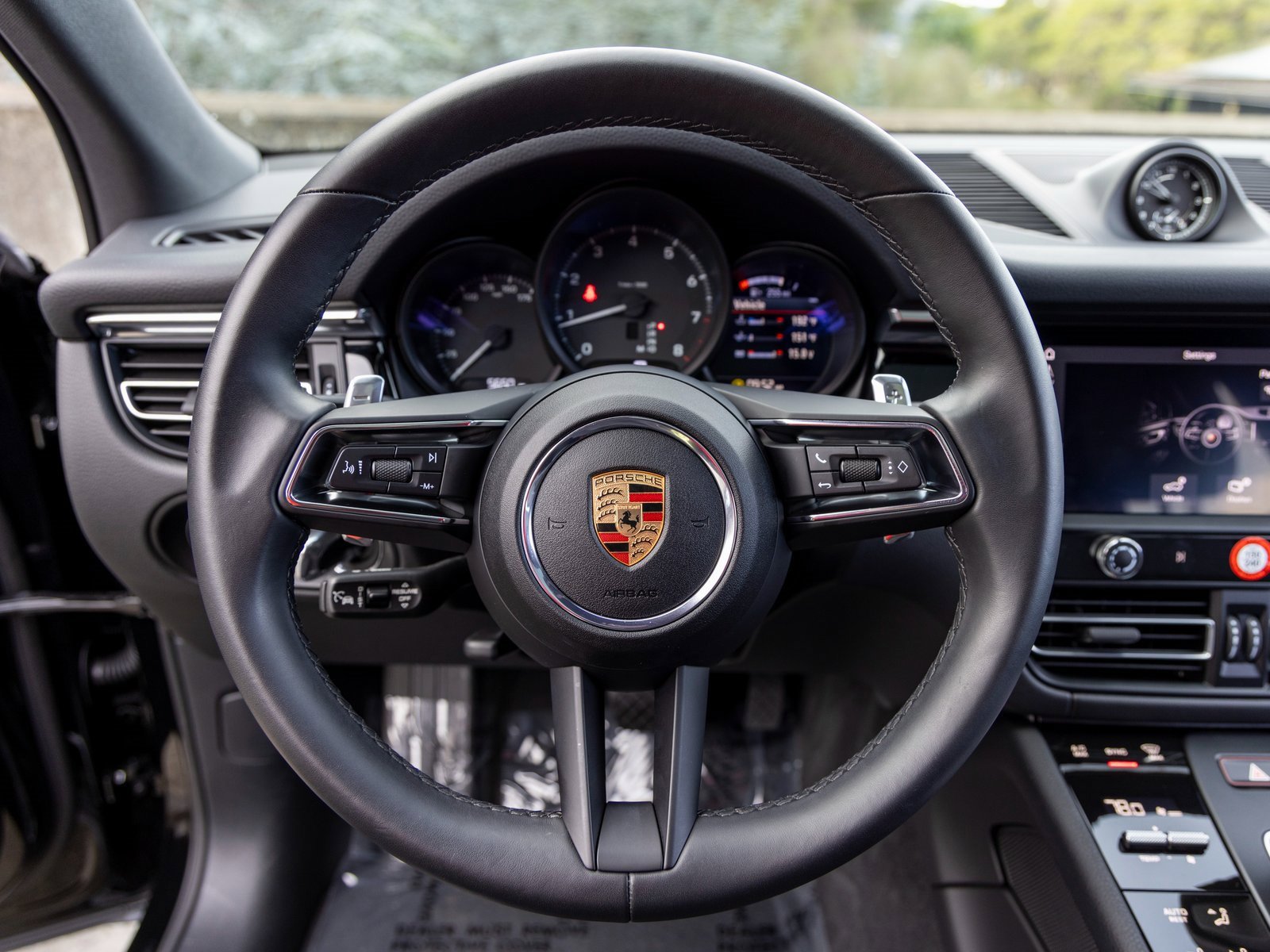 Certified 2025 Porsche Macan image 28